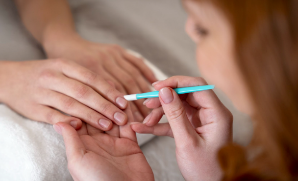 Come togliere il gel dalle unghie senza rovinarle: guida completa